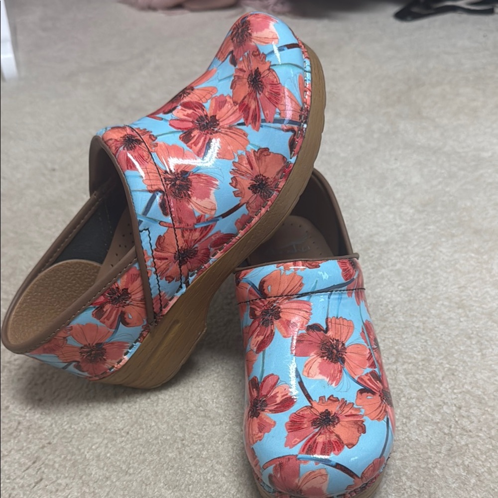 Dansko Poppies size 38, patent leather, EUC !!! Orange red and blue